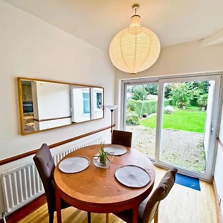 Lovely Double In Muller Road, منزل للإقامة