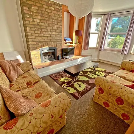 Lovely Double In Muller Road, منزل للإقامة